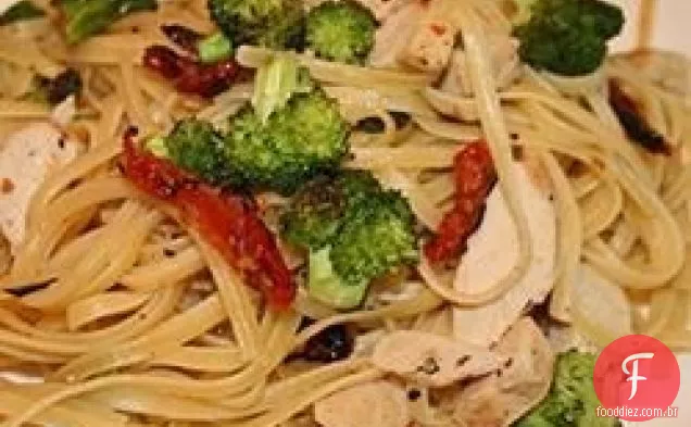 Linguine com frango e legumes em um molho de Creme