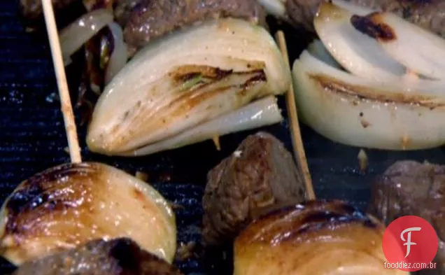 Lombo desossado grelhado e espetos de cebola Vidalia