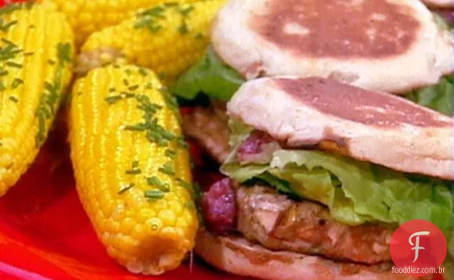 Hambúrgueres de peru de pântano de Cranberry, servidos com milho na espiga com manteiga de Cebolinha