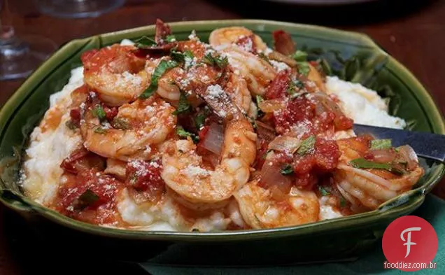 Camarão baixo e grãos com tomates cozidos