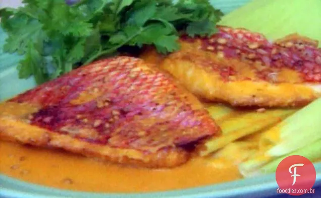 Filé de pargo vermelho frito com molho Crioulo de Creme De Milho