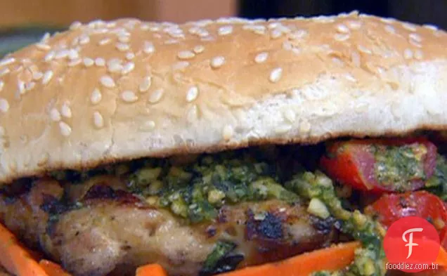 Hambúrgueres de frango com manjericão de coco com pesto de amendoim tailandês