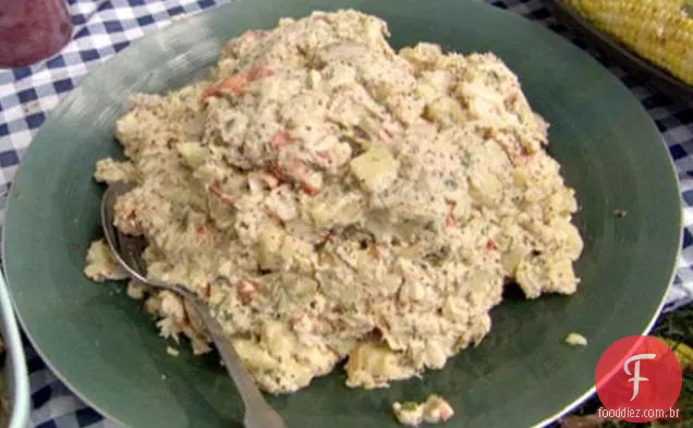 Garra de lagosta e salada de batata com molho de mostarda e rábano