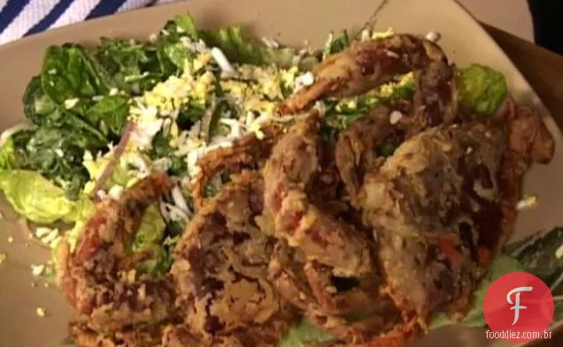 Salada de caranguejo de casca mole com molho de deusa verde