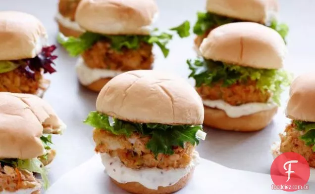 Sliders do bolo do caranguejo com Aioli alaranjado do sangue