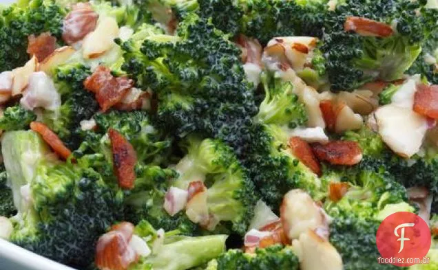 Salada Cremosa De Brócolis Com Bacon, Cheddar E Amêndoas