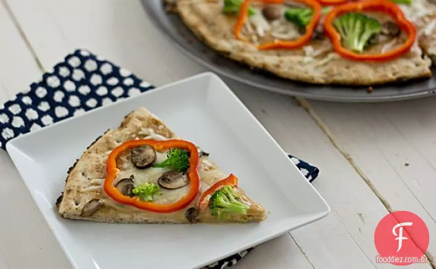 Pizza Tailandesa Com Brócolis, Cogumelos E Pimentão Vermelho