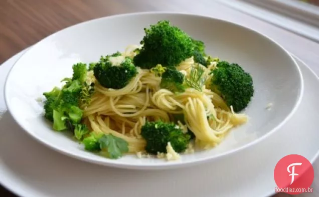 Macarrão De Cabelo De Anjo Com Árvores E Queijo