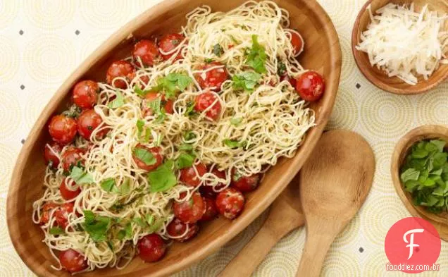 Capellini com tomate e manjericão