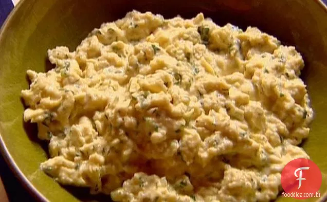 Ovos mexidos cozidos lentamente com ervas verdes