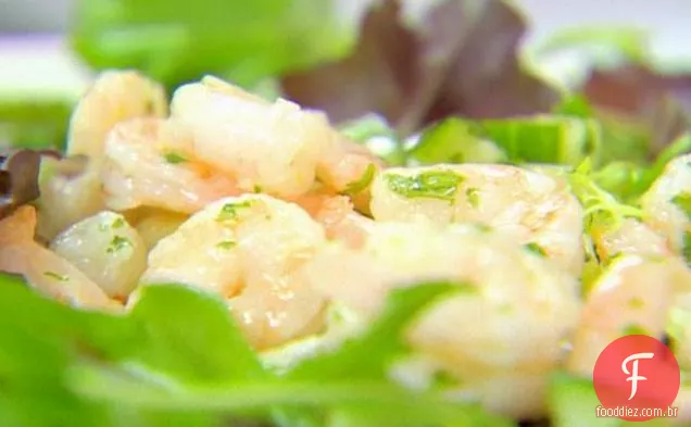 Salada de camarão com pepino e hortelã