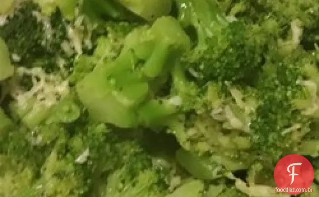 Brócolis com manteiga de Semente de papoula e queijo parmesão