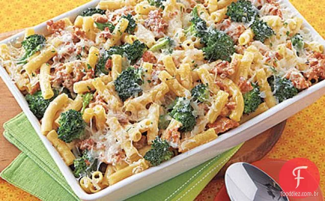 Ziti assado com brócolis e Salsicha