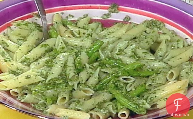 Penne com rúcula e pesto de nozes