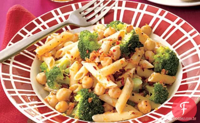 Macarrão com grão de bico e brócolis
