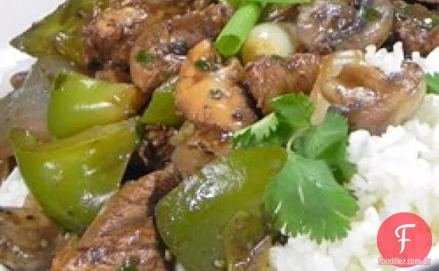 Frango com pimentão verde em molho de Feijão Preto