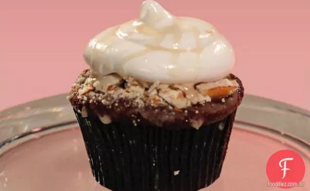 Chocolate Cereja Cola Cupcakes com recheio de alcaçuz vermelho e cobertura de Marshmallow