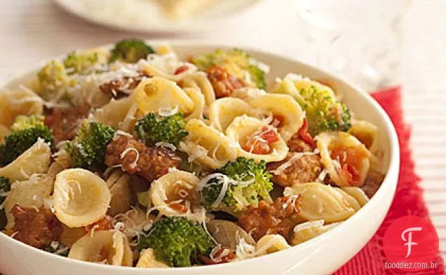 Orecchiette com brócolis, tomate e Salsicha