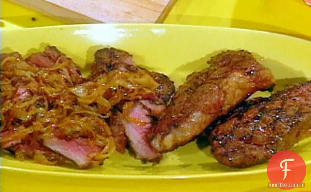 Lombo fatiado sufocado em cebola, com Torta De Batata Roquefort e Salada De Espinafre com molho de Bacon