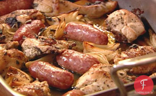 Frango e salsicha com sálvia e cebola em uma panela