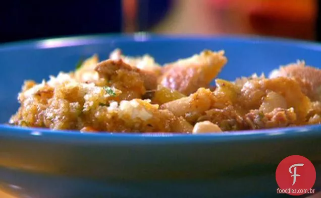 Salsicha picante, frango e Panela De Feijão