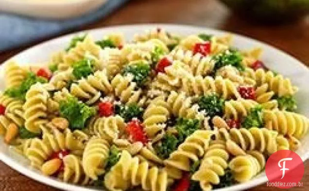 Rotini com couve, pimentos assados e pinhões