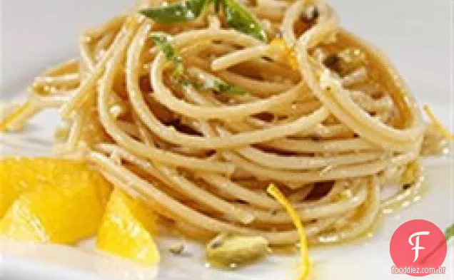 Espaguete de grão inteiro com nozes misturadas Pesto e casca de laranja