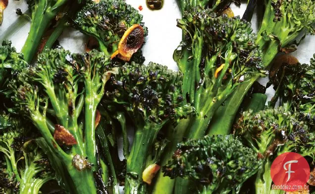 Broccolini carbonizado com receita de molho de alho-alcaparras