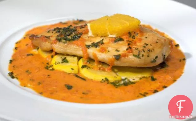Laranja frango Scaloppin e Sunburst Squash Escabeche com purê de pimenta assada
