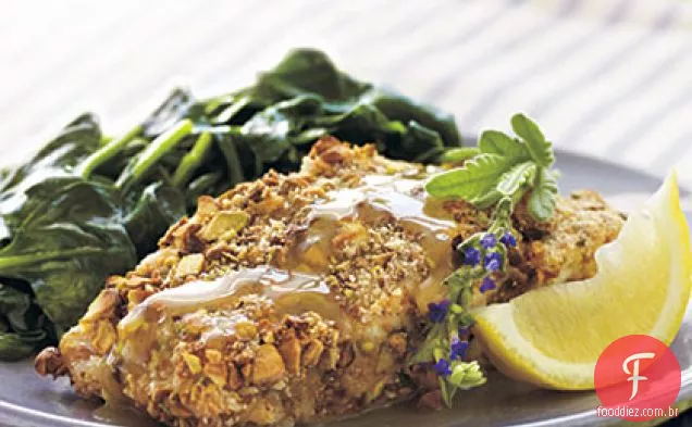 Garoupa com crosta de pistache com molho de mel de lavanda