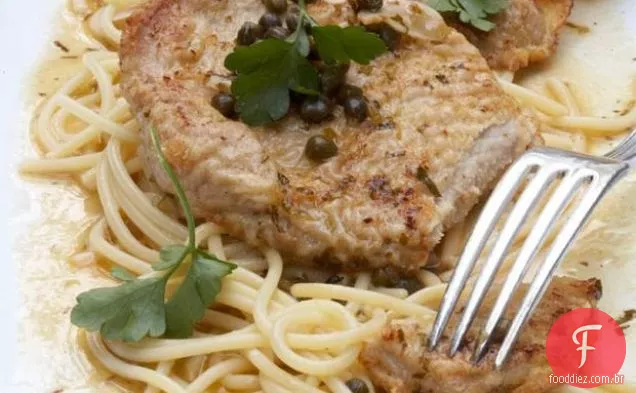 Piccata de vitela com limão, alcaparras e molho de salsa e manteiga