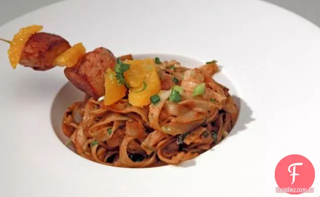 Macarrão tailandês picante com molho de amendoim gengibre