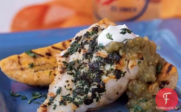 Garoupa grelhada com banana e Salsa Verde