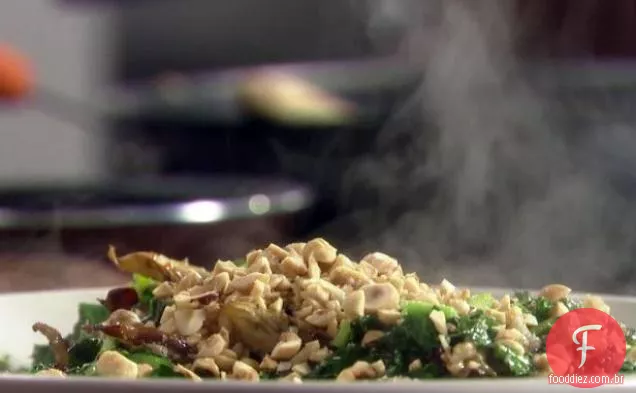Farro com aspargos, avelãs e couve coberta com cogumelos assados