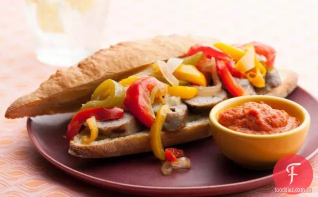 Currywurst de Sunny com pimentas e cebolas em conserva rápidas e Ketchup de Curry de Sunny