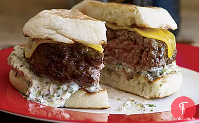 Hambúrgueres de carne e cordeiro com cheddar e Caper Remoulade