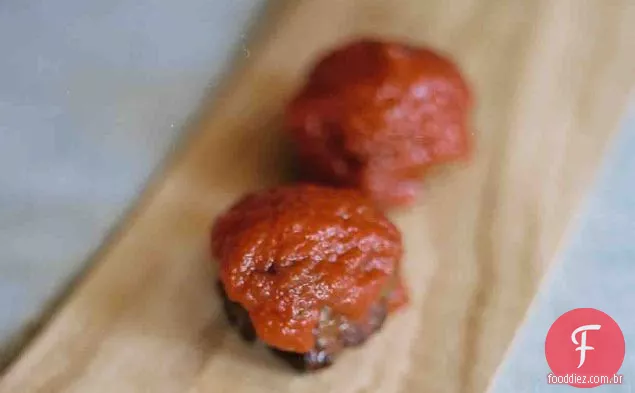 Almôndegas italianas em alcaparras-molho de tomate