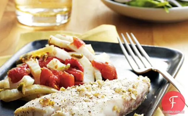 Garoupa assada em panela com vegetais provençais