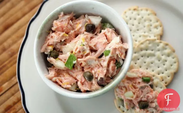 Salada de salmão com alcaparras e limão