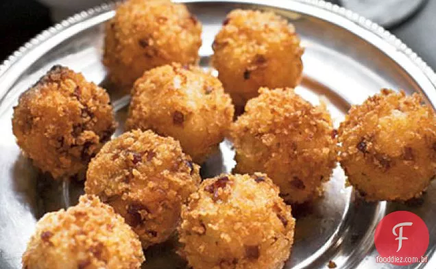 Croquetes de arroz e presunto com molho de tomate