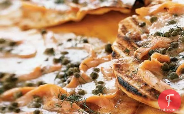 Pizzettes grelhadas com salmão defumado e alcaparras