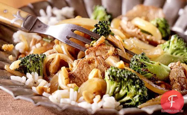 Carne de porco frita com brócolis e castanha de caju