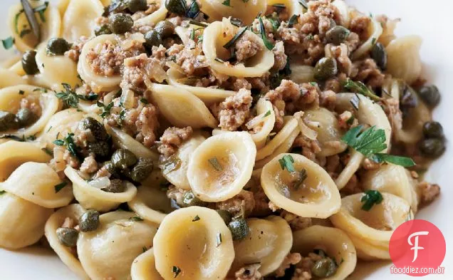 Orecchiette com vitela, alcaparras e vinho branco