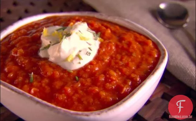 Sopa de tomate saudável com limão e alecrim