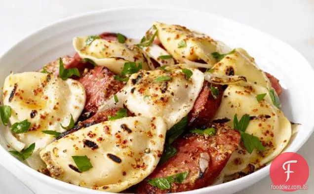 Pierogies grelhados e Kielbasa