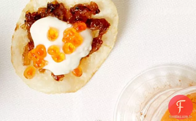 Batatas fritas de cebola e Caviar Com Crème Fraîche picante