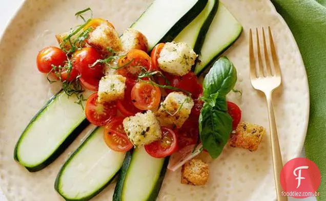 Abobrinha de Verão e salada de tomate Panzanella