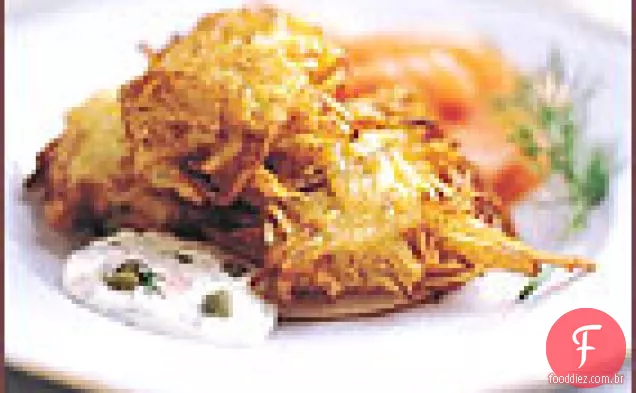 Panquecas de pastinaga com peixe defumado e creme azedo de alcaparras