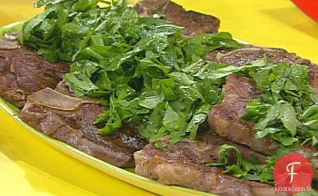 Bifes T-Bone com Garni verde picado, tomates grelhados com queijo, azeitonas e ervas