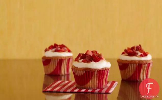 Creme de leite com redemoinho de canela, Cream Cheese de bordo, Cupcake de café da manhã com morango e Bacon